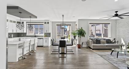 LARGE FAMILY HOME , SPACIOUS & MODERN BY THE LAKESIDE.