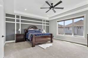 5 bedrooms, iron/ironing board, WiFi, bed sheets - LARGE FAMILY HOME , SPACIOUS & MODERN BY THE LAKESIDE. (Chestermere)