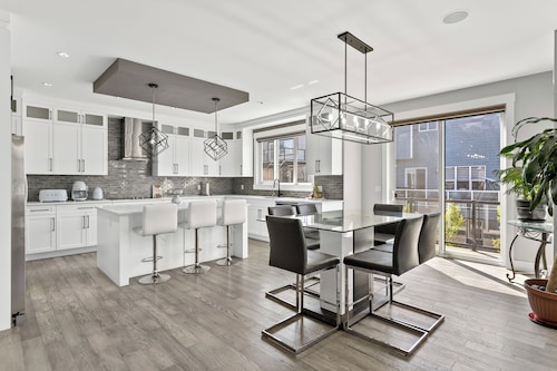 LARGE FAMILY HOME , SPACIOUS & MODERN BY THE LAKESIDE.