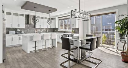 LARGE FAMILY HOME , SPACIOUS & MODERN BY THE LAKESIDE.