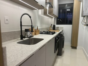 Apartamento superluxo, vista para a piscina | Cozinha privada | Máquina de café expresso, cafeteira/chaleira, chaleira elétrica
