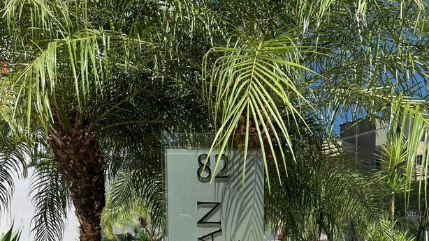 Skilt med teksten "Manhattan Residence" og logo for "Prime Brasil".