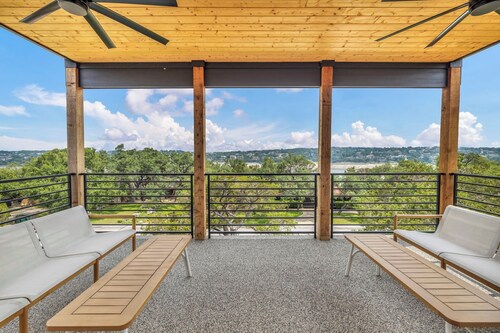 Lake Travis Retreat w/ Pool, Views & Outdoor Kitchen. Perfect for groups