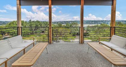 Lake Travis Retreat w/ Pool, Views & Outdoor Kitchen. Perfect for groups