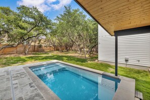 Outdoor pool, a heated pool - Lake Travis Retreat w/ Pool, Views & Outdoor Kitchen. Perfect for groups (Lago Vista)