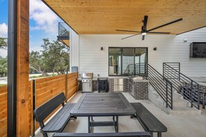 Outdoor dining - Lake Travis Retreat w/ Pool, Views & Outdoor Kitchen. Perfect for groups (Lago Vista)