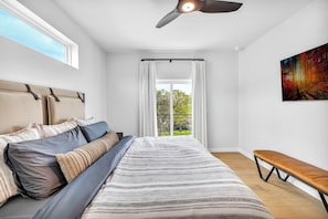 3 bedrooms, iron/ironing board, free WiFi, bed sheets - Lake Travis Retreat w/ Pool, Views & Outdoor Kitchen. Perfect for groups (Lago Vista)