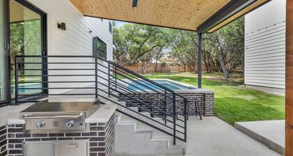 Lake Travis Retreat w/ Pool, Views & Outdoor Kitchen. Perfect for groups