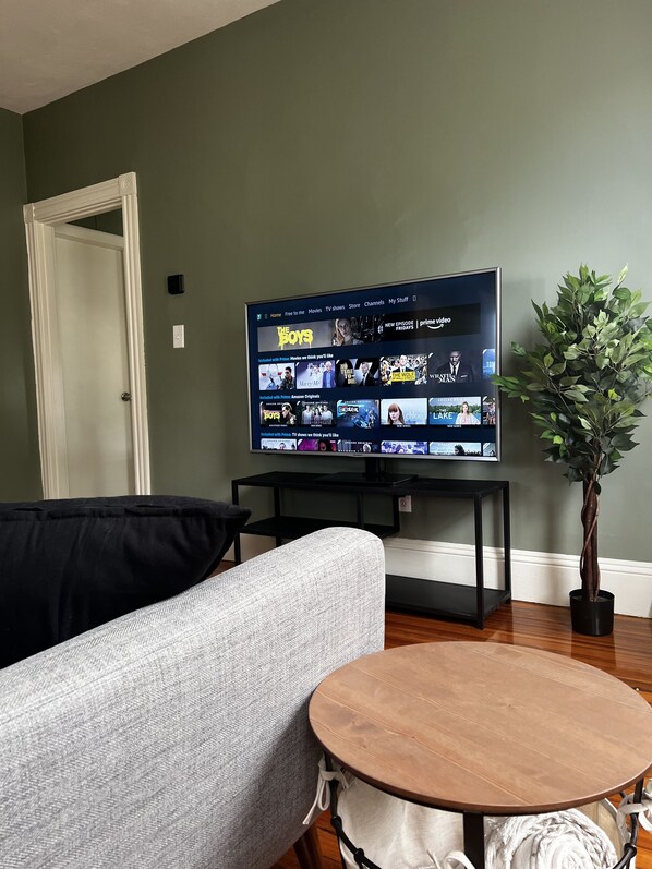 Living area - Cozy 2-bedroom apartment Providence with WiFi, AC (Providence)