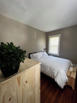 2 bedrooms, iron/ironing board, travel crib, WiFi - Cozy 2-bedroom apartment Providence with WiFi, AC (Providence)