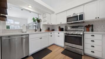 Kjøleskap, mikrobølgeovn, ovn og kokeplater