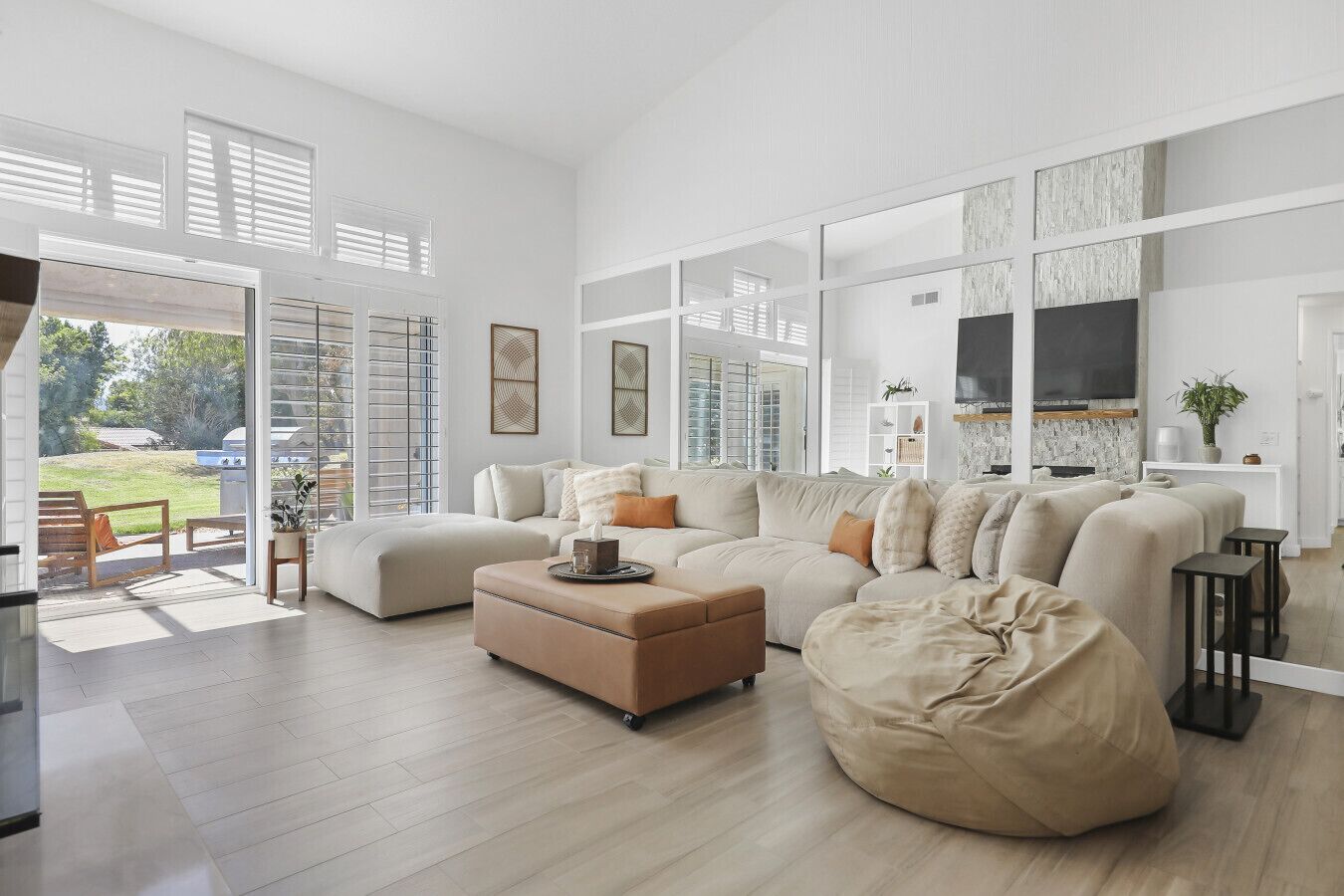 Smart TV, fireplace, books, stereo