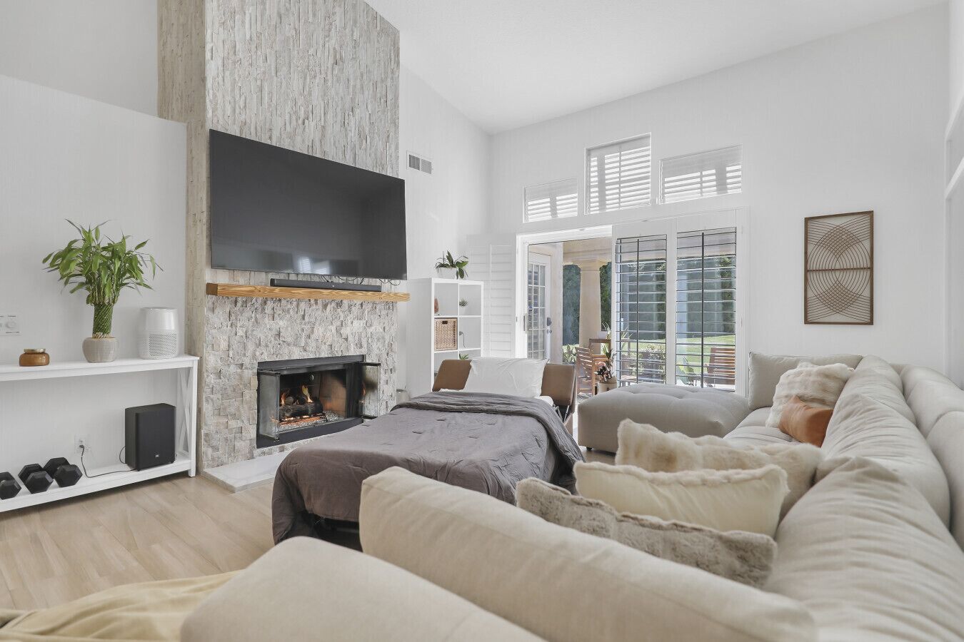 Een smart-tv, een open haard, boeken en een stereo