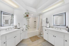 Bañera de hidromasaje, secador de pelo y toallas
