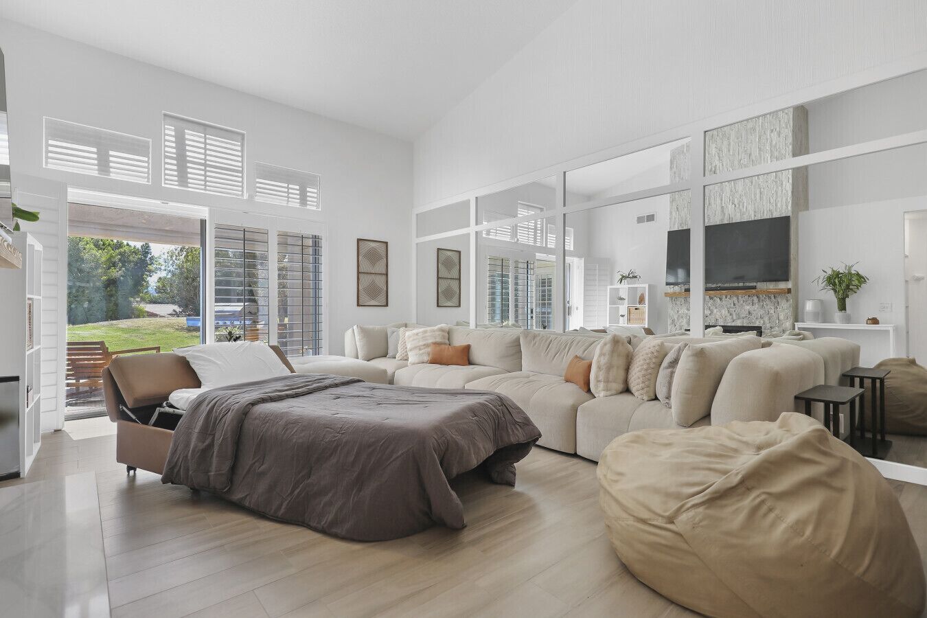 Smart TV, fireplace, books, stereo