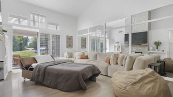 Smart TV, fireplace, books, stereo