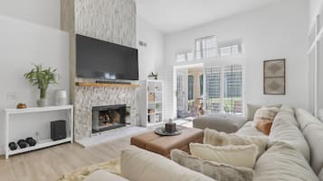 Smart TV, chimenea, libros, estéreo