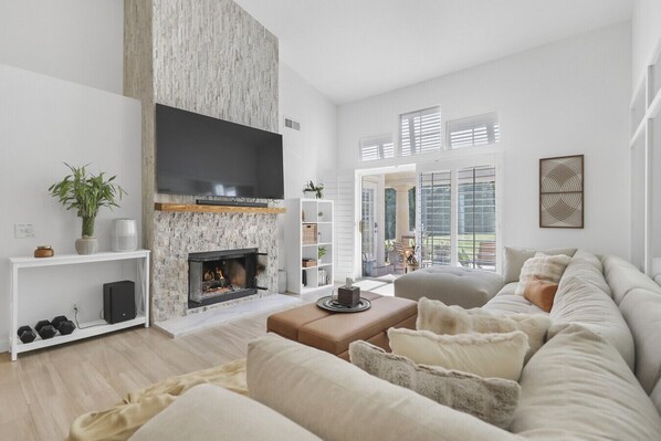 Smart TV, chimenea, libros, estéreo