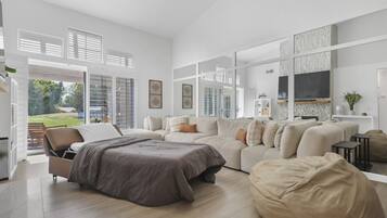 Smart-TV, peis, bøker og stereoanlegg