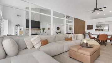 Smart-TV, Kamin, Bücher, Stereoanlage