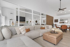 TV connectée, cheminée, livres, chaîne hi-fi