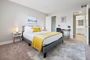 2 bedrooms, desk, iron/ironing board, WiFi