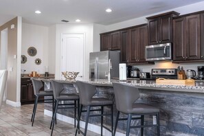 Micro-ondes, four, plaque de cuisson, lave-vaisselle