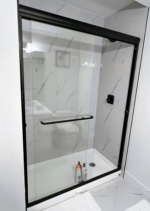 Haartrockner, Handtücher, Seife, Toilettenpapier