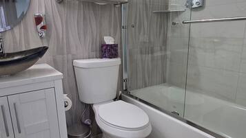 Assecador de cabells, tovalloles, sabó i paper higiènic