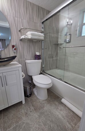 Hair dryer, towels, soap, toilet paper - Great accomodation within walking distance of Port Richey atractions. (Port Richey)