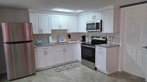 Microwave, oven, stovetop - Great accomodation within walking distance of Port Richey atractions. (Port Richey)
