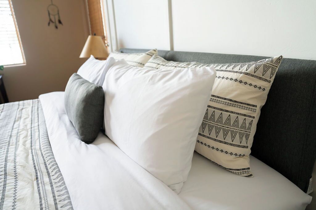 3 間睡房、書桌、熨斗/熨衫板、可攜式嬰兒床