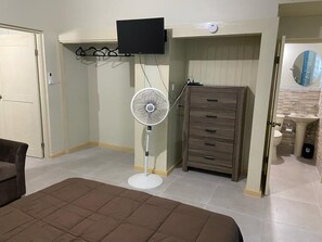 2 chambres, coffre-fort, bureau, fer et planche à repasser