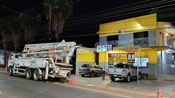 Un hotel con fachada amarilla y un cartel que indica un precio de 89,99.