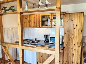 Kühlschrank, Mikrowelle, Kochgeschirr/Geschirr/Besteck