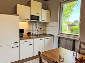 Réfrigérateur, micro-ondes, batterie de cuisine, vaisselle et ustensiles