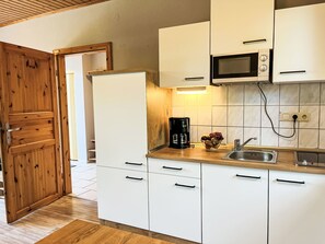 Réfrigérateur, micro-ondes, batterie de cuisine, vaisselle et ustensiles
