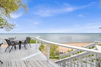 Your Monday meeting could be here. Just sayin’. Wi-Fi optional, vibes guaranteed.
