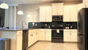 Microondas, horno, placa de cocina y lavavajillas