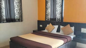 Deluxe Double Room | Soundproofing, WiFi (free), bed sheets