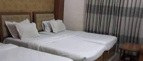 Chambre Triple Confort, vue mer | Coffres-forts dans les chambres, bureau
