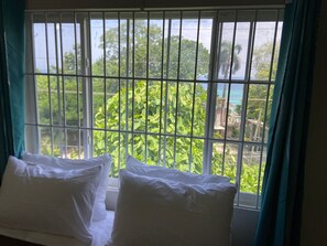 1 chambre, coffre-fort, bureau, fer et planche à repasser