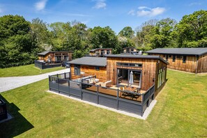 Exterior - Hawthorn Lodge | sleeps 4 - Hot Tub, Dog Friendly - 5* Visit England (Pickering)