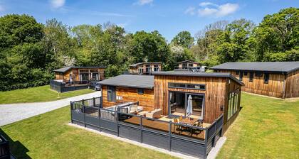 Hawthorn Lodge | sleeps 4 - Hot Tub, Dog Friendly - 5* Visit England