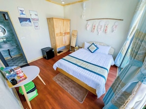 Chambre Deluxe double, vue sur la plage | Rideaux d’obscurcissement, fer et planche à repasser