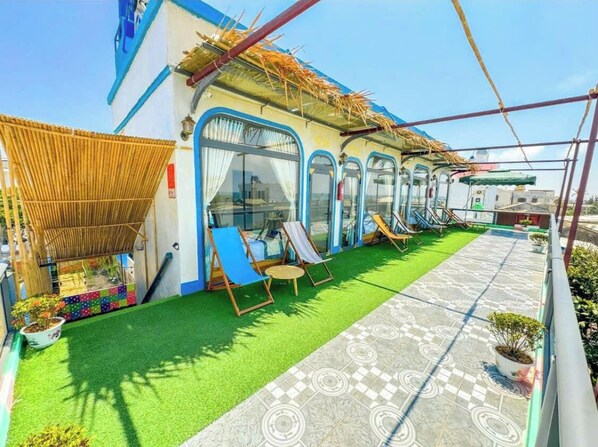 ห้องดีลักซ์ดับเบิล, วิวชายหาด | ลานระเบียง/นอกชาน