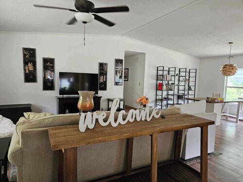 Enzo's  Retreat. 6 minutes to Ichetucknee Springs! Family friendly