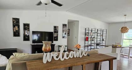 Enzo's Retreat. 6 minutes to Ichetucknee Springs! Family friendly