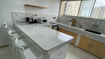 Refrigerador, microondas, horno y parrilla de estufa