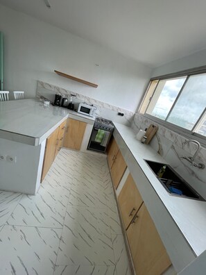 Fridge, microwave, oven, stovetop - Charming T4 close to banks, shops and other facilities in the riviera Golf (Abidjan)